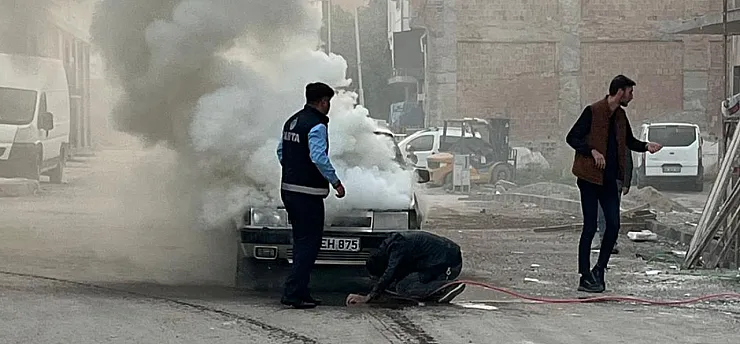 Malatya'da Pazar Yerinde Park Halindeki Araç Alevlere Teslim Oldu