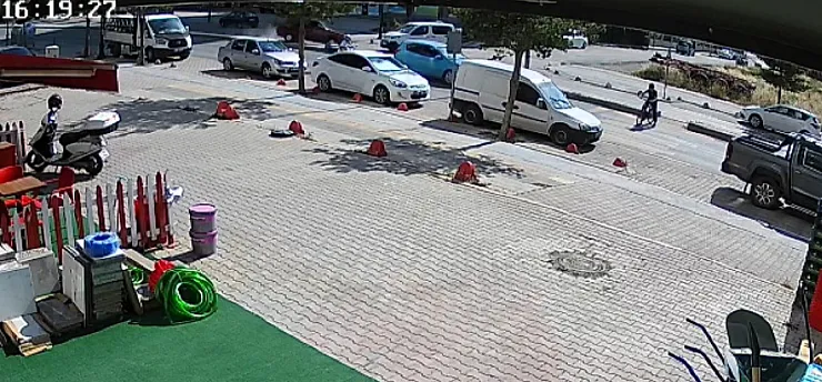 Malatya'da Refüjü Aşan Otomobil Panik Yarattı
