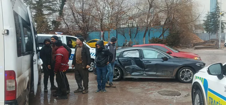 Malatya'da Şantiye Minibüsü ile Otomobil Çarpıştı: 2 Yaralıl Var!