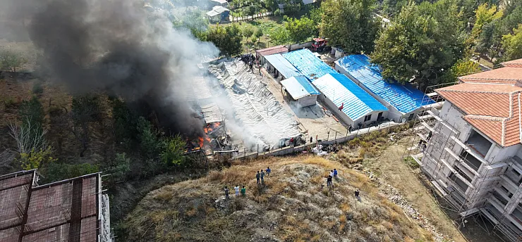 Malatya'da Şantiyede Korkutan Yangın! 30 Konteyner Hasar Gördü