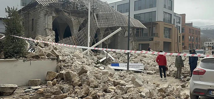 Malatya'da Tarihi Cami Restorasyonunda Duvar Çöktü: 1 Yaralı