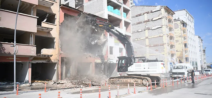 Malatya'da Tehlike Saçan Bina Yıkıldı!