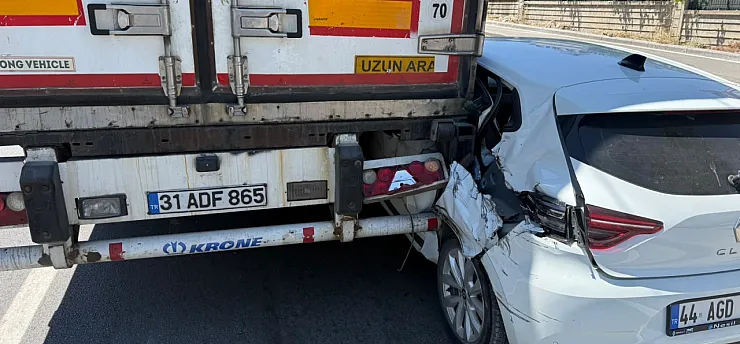 Malatya'da Tırla Çarpışan Otomobil Ağır Hasar Aldı!