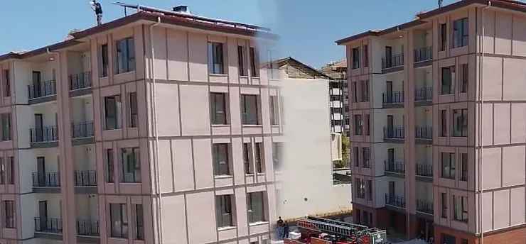 Malatya'da TOKİ Şantiyesinde Alacak Krizi! İşçi Çatıya Çıkarak Tepki Gösterdi