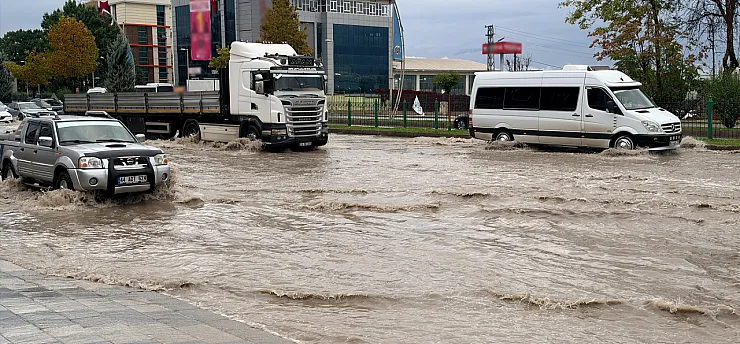 Malatya'da Yağmur Trafiği Olumsuz Etkiledi! Sürücüler Zor Anlar Yaşadı