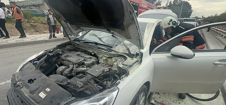 Malatya'da Yolda Giden Otomobilin Motoru Alev Aldı!