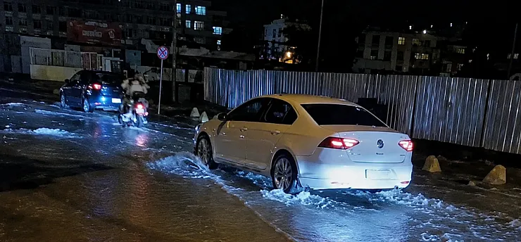 Malatya'da Yolu Su Bastı, Sürücüler İlerlemekte Zorlandı!