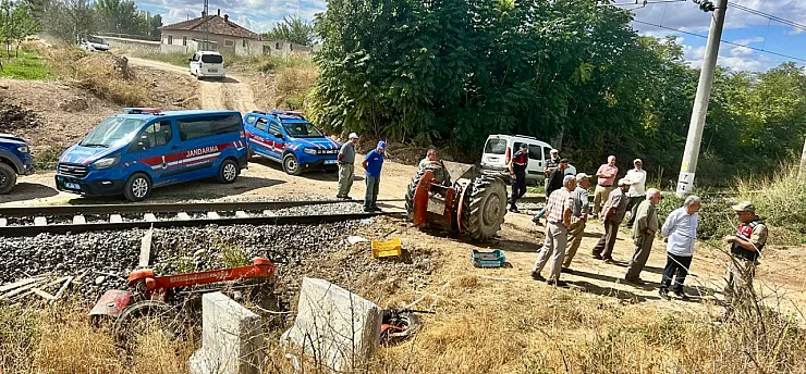 Malatya'da Yük Treni Traktöre Çarptı! Sürücü Yaralandı