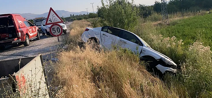 Malatya'da Otomobil Şarampole Yuvarlandı! Yaralılar Var