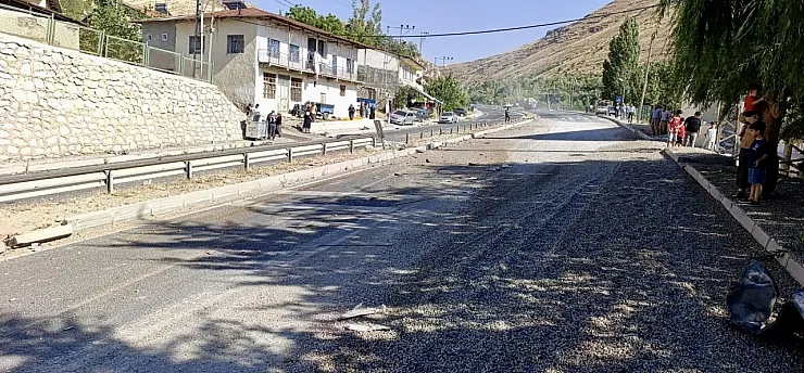 Malatya Darende'de Kum Yüklü Kamyon Devrildi! Cami Ve Evlerde Hasar Oluştu