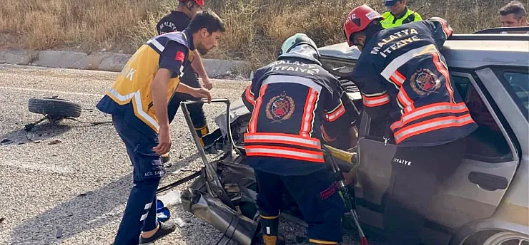 Malatya-Gölbaşı Yolunda Korkutan Kaza! Sürücü Araçta Sıkıştı