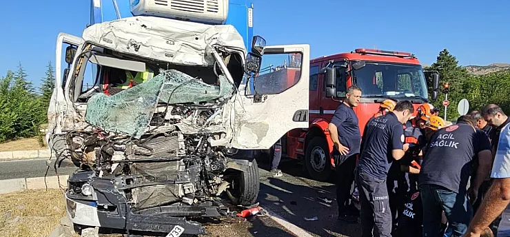 Malatya Güzergahında Trafik Kazası! İki Tır Çarpıştı, Sürücü Yaralandı