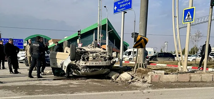 Malatya Hava Lojmanları Kavşağında Otomobil Takla Attı! Yaralılar Var