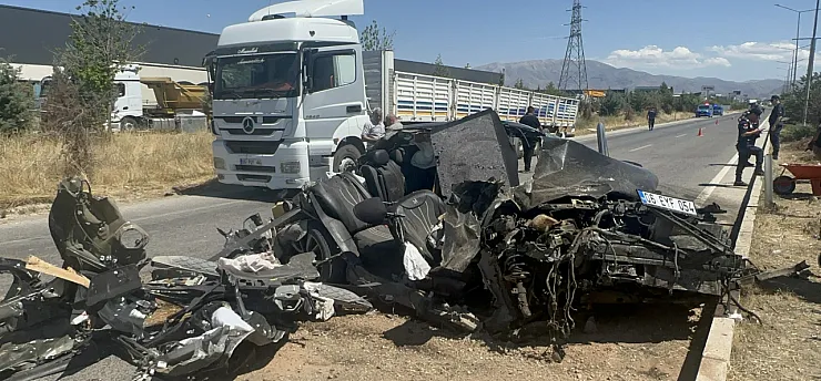 Malatya Havalimanı Yolunda Feci Kaza! Otomobil Tırın Altına Girdi