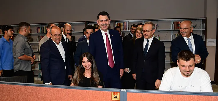 Malatya'nın Şehir Kütüphanesi Yoğun İlgi Görüyor! Bakan Kurum Öğrencilerle Sohbet Etti