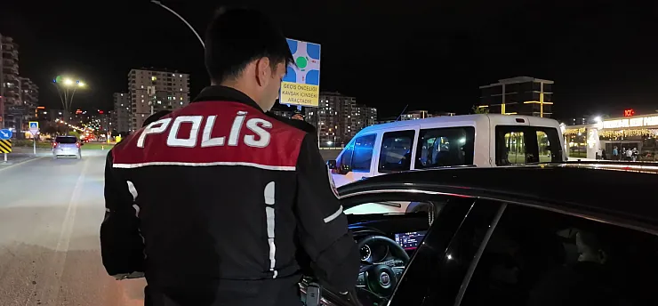 Malatya Polisi Sahada! İş Yerleri, Araçlar ve Parklar Tek Tek Denetlendi