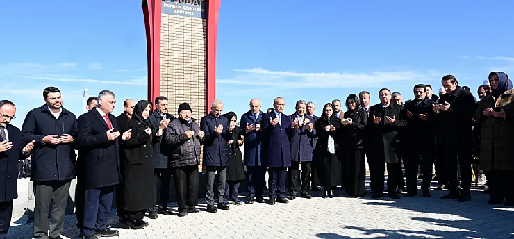 Malatya Şehir Mezarlığı'nda Anma! Bakan Uraloğlu Ailelerle Bir Araya Geldi