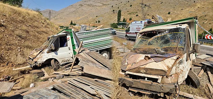 Malatya Yeşilyurt'ta Kamyonet Kazası! 2 Yaralı