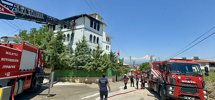 Malatya Yeşilyurt'ta Medrese Yangınında Öğrenciler Son Anda Tahliye Edildi!