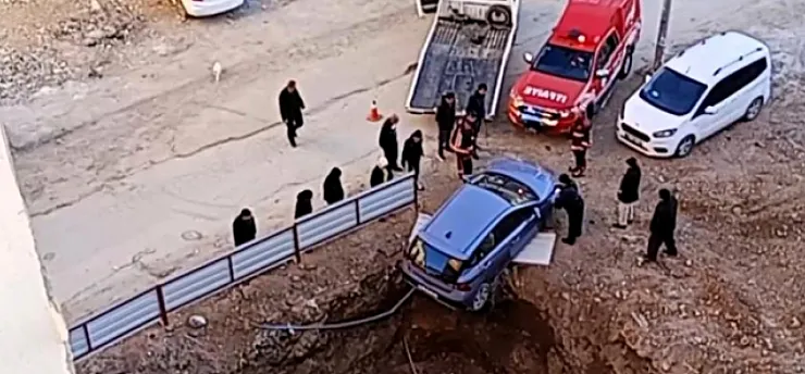 Mimarsinan Caddesi'nde Otomobil Metrelerce Derinlikteki Temelin Ucunda Durdu!