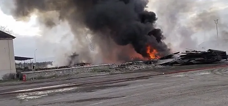 Özsan Sanayi Sitesi Yanında Panik! Karayolları Şefliğinde Ziftler Alev Aldı