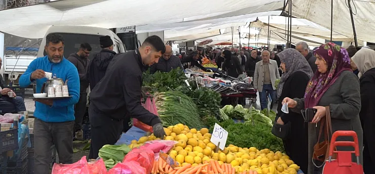 Pazarcının Gözü Vatandaşta, Vatandaşın Gözü Etikette: Pazarda Fiyatlar Düştü mü, Alım Gücü Ne Durumda?