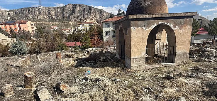 Saç Örgülü Mezar Taşları Zamana Yeniliyor! Darende'de Tarih Nöbeti
