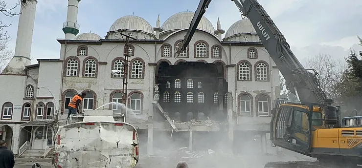 Sanayi Sitesinin Simgesiydi: Ağır Hasarlı Camide Yıkım Süreci Tamamlandı!