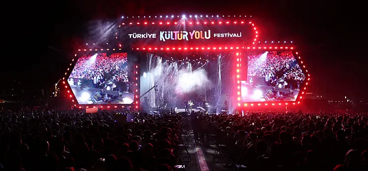 Simge Malatya'da Sahne Aldı! Festival Alanında Unutulmaz Gece