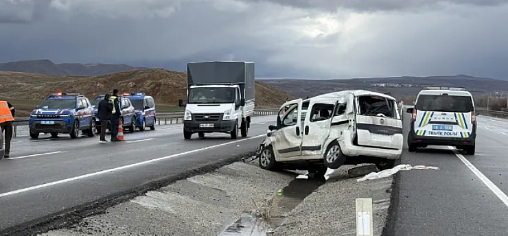 Sivas Malatya Yolunda Kaza: Hafif Ticari Araç Tırın Altına Girdi!