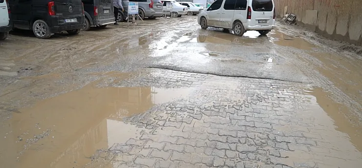 Üçbağlar'da 8 Aydır Çözülemeyen Kanalizasyon Sorunu Esnafı ve Halkı Mağdur Ediyor