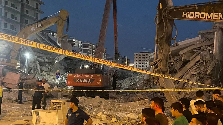 15 Katlı bina çöktü, operatör enkaz altında can verdi