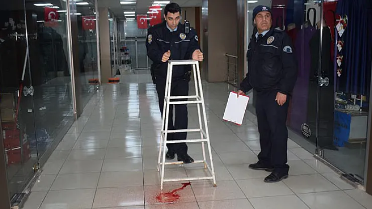 Tavandan damladı! Kan sanılan kırmızı sıvı polisi alarma geçirdi