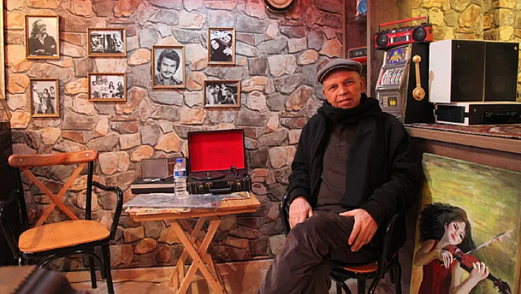 Mızıkasıyla kanser hastalarına moral veriyor