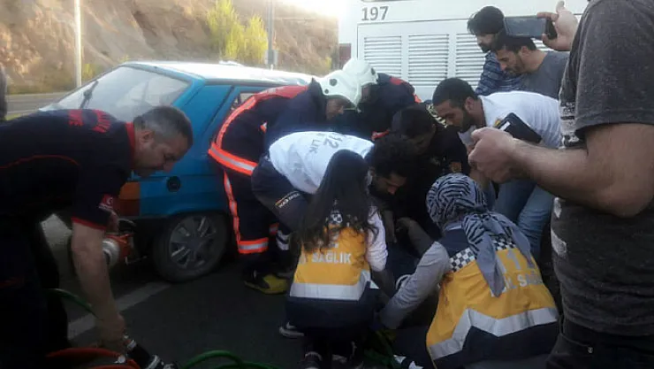 Otomobil otobüsün altına girdi: 2 yaralı