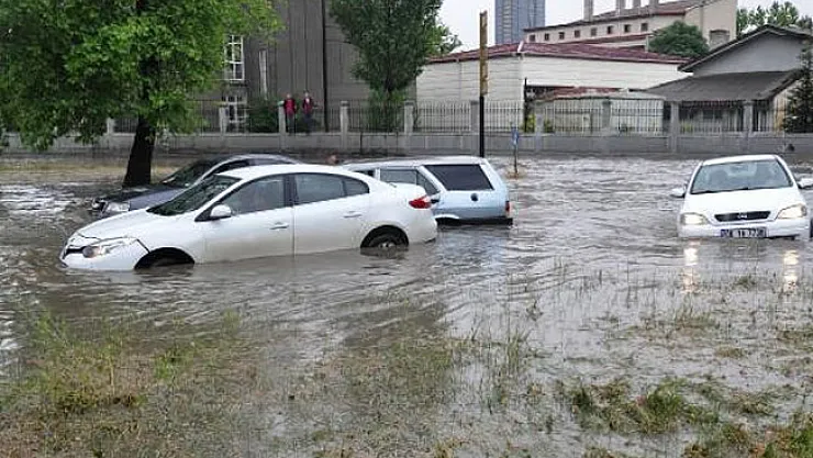 Keçiören, Birecik ve Kuşadası'nda Sel Hayatı Felç Etti!