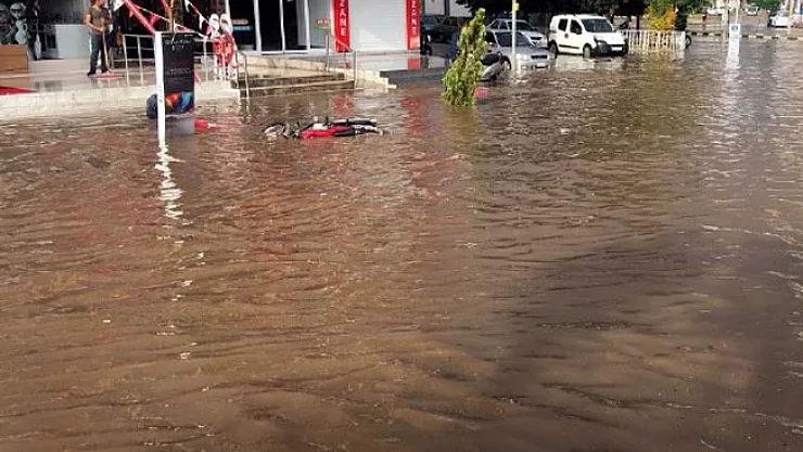 Sağanak, 3 kentte hayatı felç etti