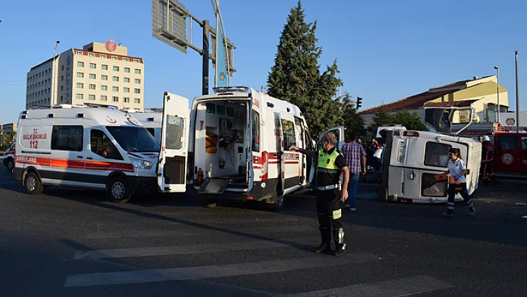 Tarım işçilerini taşıyan minibüsler kaza yaptı: 4'ü ağır 27 yaralı