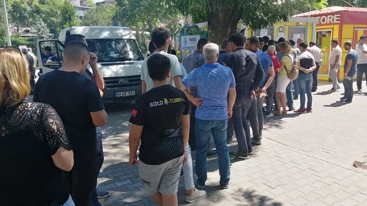 Bilet gişeleri önünde uzun kuyruklar oluştu