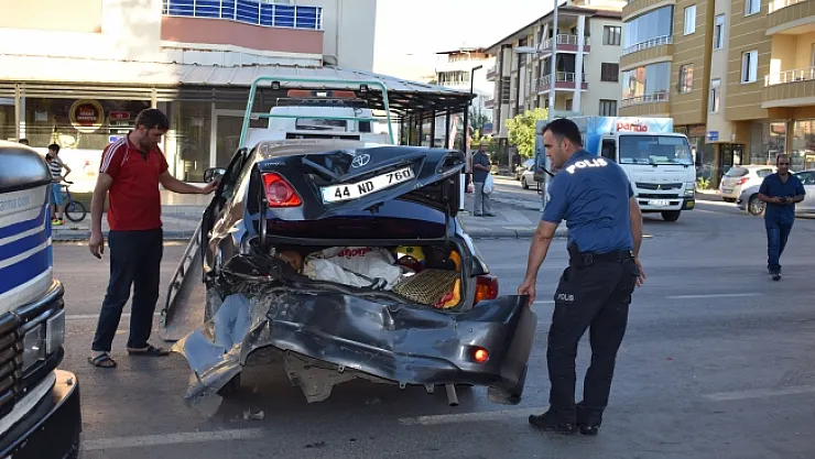 Otomobil çarptı, sonra altına alarak sürekledi, sürücü ağır yaralandı!