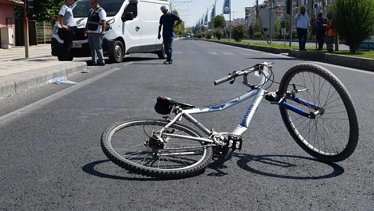 Bisikletle yolun karşısına geçmek isteyen çocuğa minibüs çarptı!