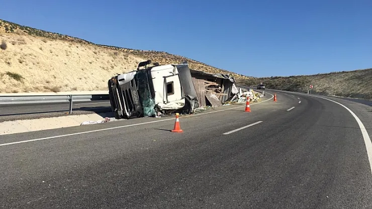 Hızını alamayan kamyon devrildi: 2 kişi hayatını kaybetti!