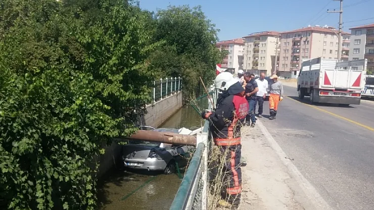 Otomobil sulama kanalına uçtu: 1 yaralı