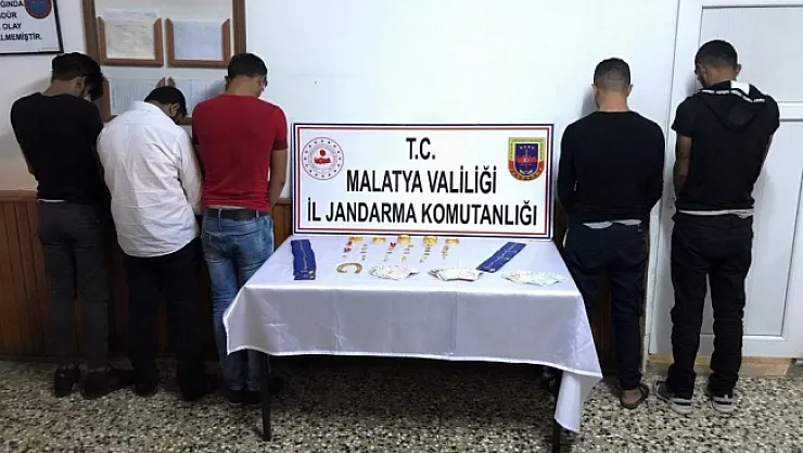 5 kişilik dolandırıcılık çetesi altınlarla yakalandı!