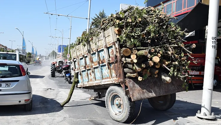Çevre yolunda odun yüklü traktör devrildi