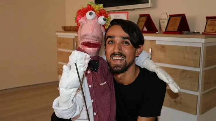 Çöpten bulduğu yastık ile tiyatro oyunu yapmaya hazırlanıyor