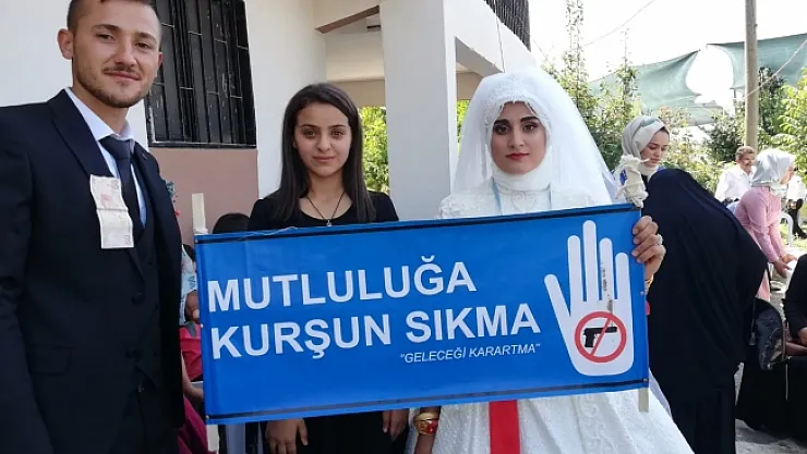 Düğünde kadına şiddete dikkat çektiler