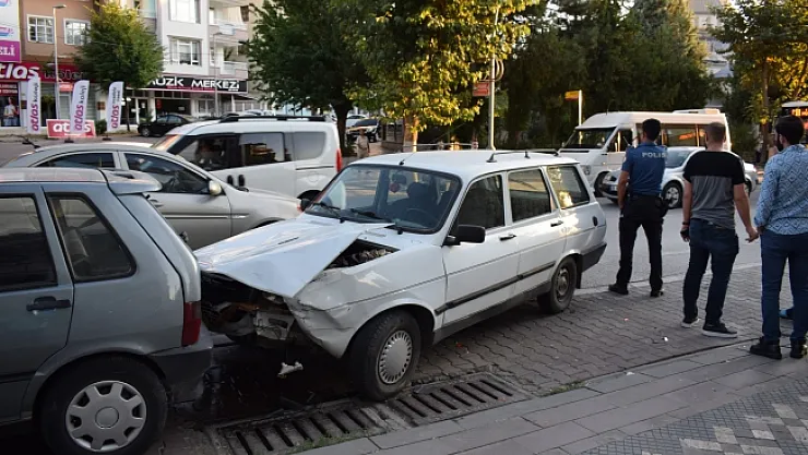 Kaza yapan araç sürücüsü öyle bir şey yaptı ki!