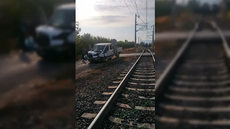 Yük treni kamyonete çarptı 1 kişi...