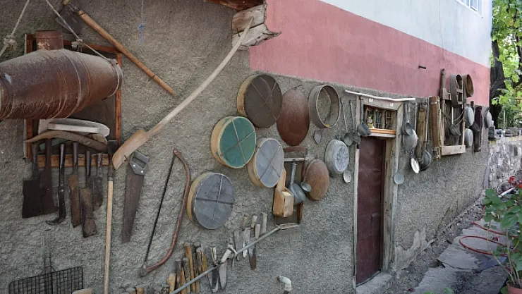 50 yıldır topladığı antika eşyalarla evini müzeye çevirdi